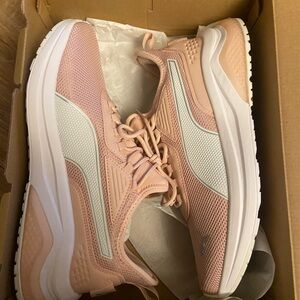 NWT Puma Women's Softfoam Sneakers